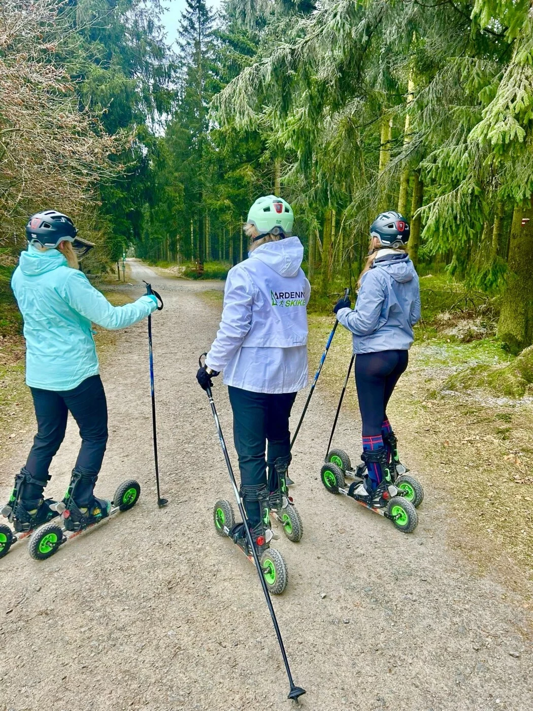 Cross-rolling skike en forêt