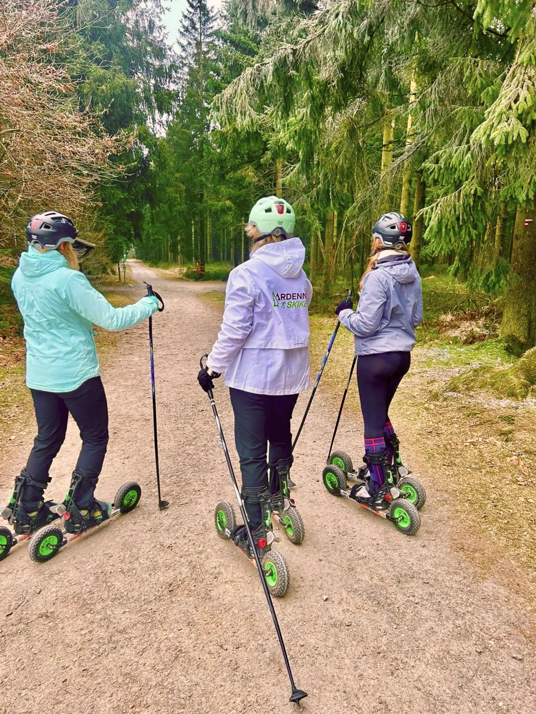 Cross-rolling skike en forêt