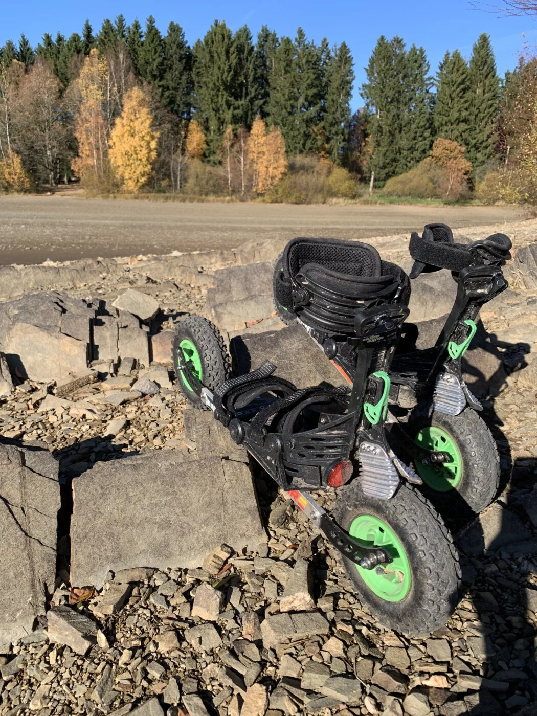 Cross-rolling dans les bois avec les Skike V9 200 Fire pour une balade tout-terrain